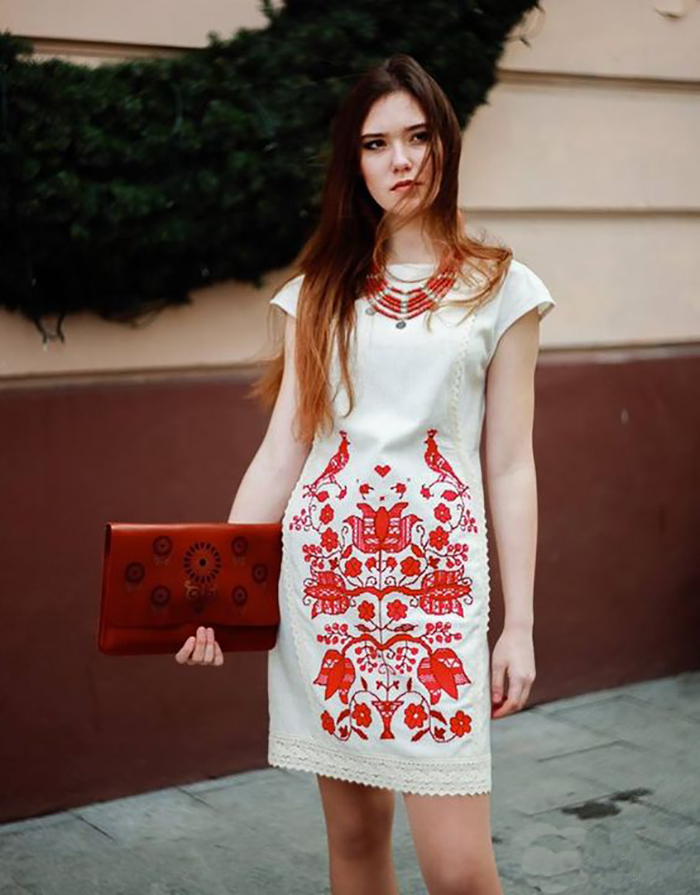 платья с вышивкой для полных