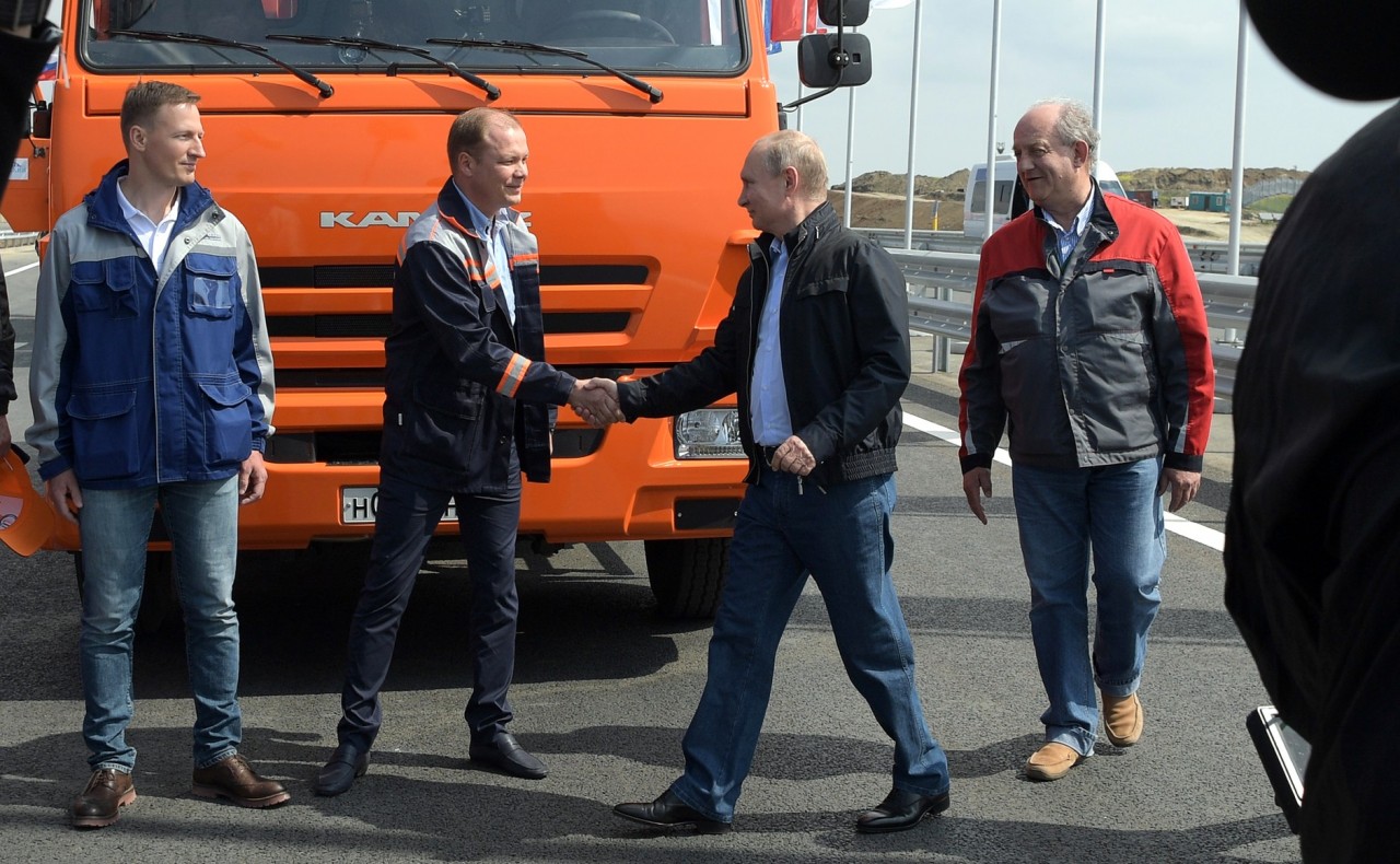 Перед проездом по Крымскому мосту Владимир Путин встретился со строителями объекта.