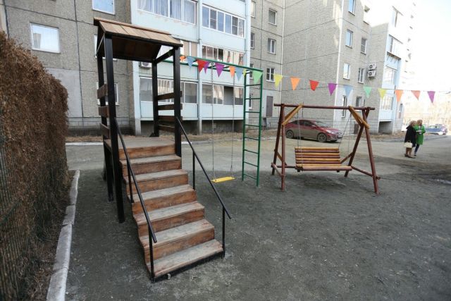 Жительнице Челябинска, построившей за своей счет детскую площадку, грозят штрафом в 100 000 рублей (4 фото)