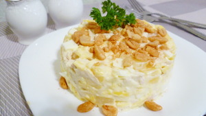 Фото к рецепту: Салат с курицей, ананасами и сыром Фото к рецепту: Салат с курицей, ананасами и сыром