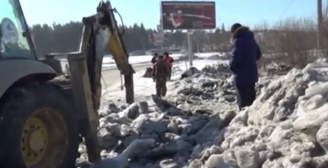 В Иркутске снег, который убирают на центральных магистралях, сваливают во дворы