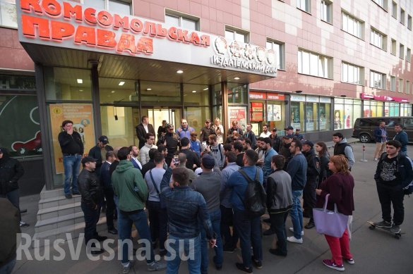 В Москве армяне пытаются взять штурмом редакцию "Комсомолки" В Москве армяне пытаются взять штурмом редакцию "Комсомолки"