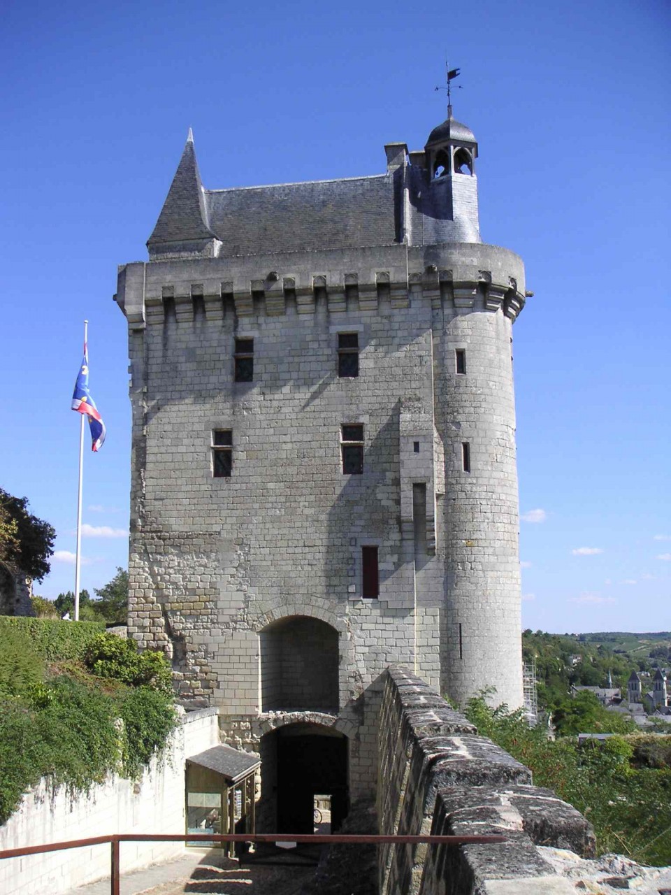 http://dic.academic.ru/pictures/wiki/files/84/Tour_de_l%27horloge_ch%C3%A2teau_de_Chinon.JPG