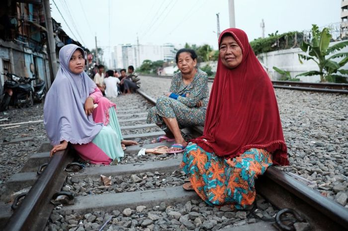 Город контрастов: Правдивые фотографии о жизни людей в трущобах Джакарты