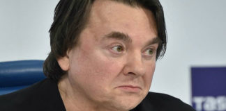 Интимное фото Константина Эрнста с его молодой возлюбленной назвали семейной идиллией Интимное фото Константина Эрнста с его молодой возлюбленной назвали семейной идиллией
