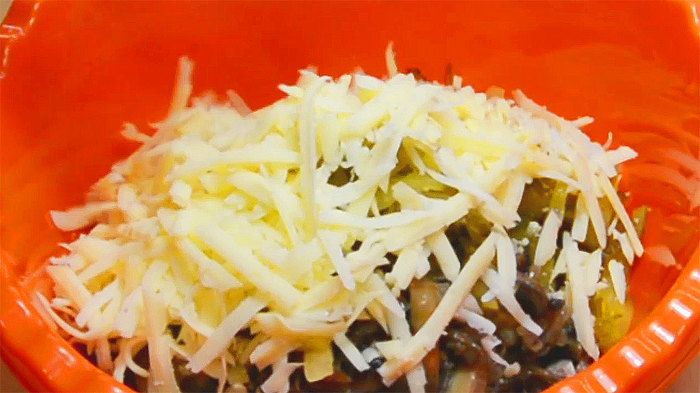 Салат с куриными сердечками, жареными грибами, огурцами и сыром салат с куриными сердечками, пошаговый рецепт с фото, видео рецепт, фоторецепт, рецепт, салат, ужин, кулинария, видео, длиннопост