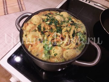 Лёгкий суп с куриными фрикадельками и яичной "лапшой"