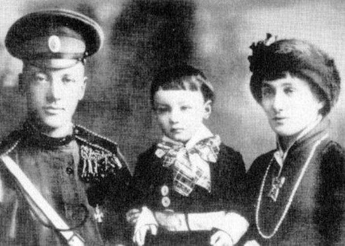 Анна Ахматова с мужем Николаем Гумилёвым и сыном. / Фото: kp.by Анна Ахматова с мужем Николаем Гумилёвым и сыном. / Фото: kp.by
