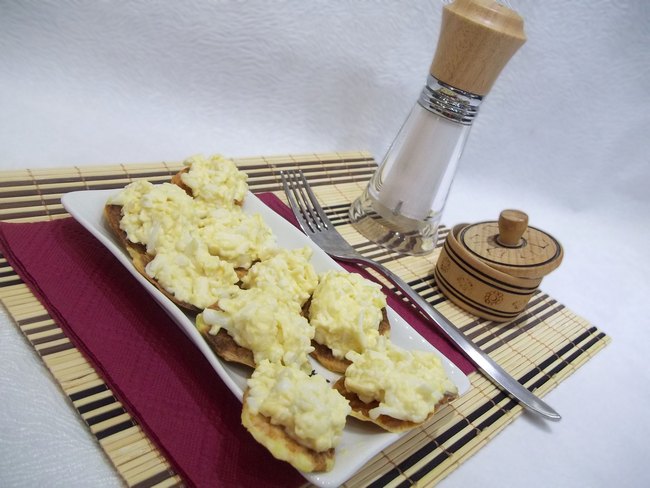 Закуска на картофельных чипсах.