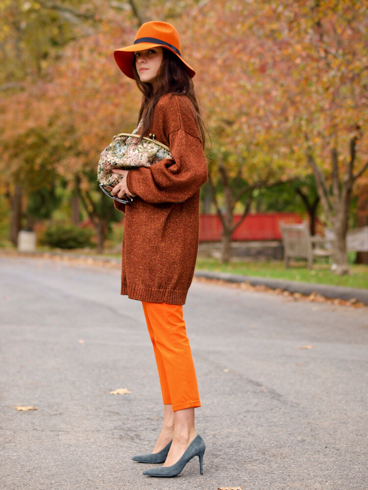 Осенний образ с оранжевой шляпой. /Фото: bittersweetcolours.com
