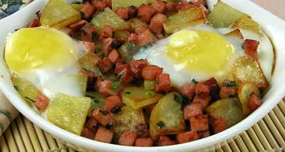 Яичница с окороком, картофелем и луком