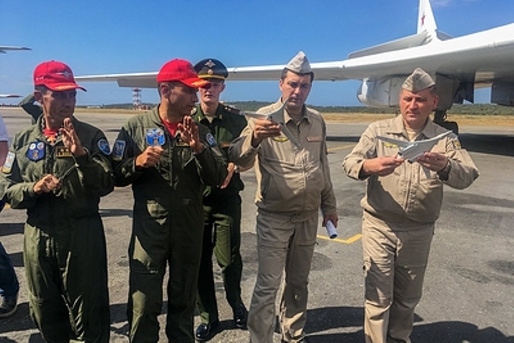 Русские и венесуэльские летчики обменялись опытом подготовки к полетам, а потом и сувенирами. Фото: MOD Russia/Global Look Press