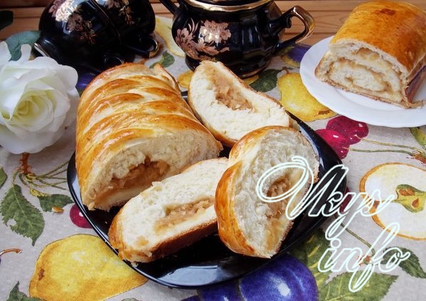 рецепт Рулет с яблоками из дрожжевого теста
