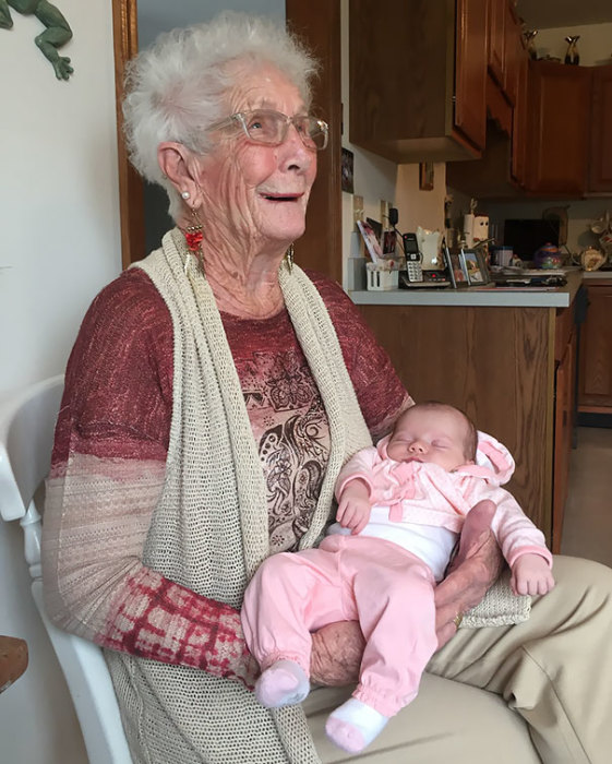 «Сегодня моя 2-недельная племянница впервые встретилась со своей прапрабабушкой».