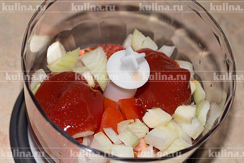 В чашу блендера положить нарезанные томаты, перец, лук, чеснок и кетчуп, все взбить до однородной массы.