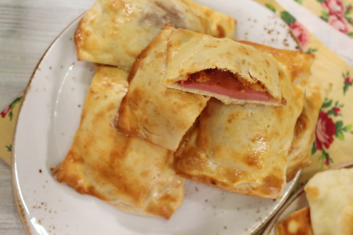 Закрытая мини-пицца с колбасой и сыром Еда, Видео рецепт, Пицца, Пирожок, Видео, Длиннопост, Рецепт, Кулинария