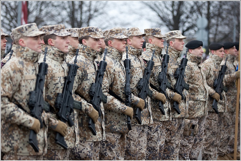 Армия Латвии на параде 18 ноября 2012 года (страшная сила)