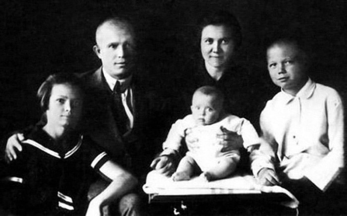 Самая нестандартная первая леди СССР: Почему появление жены Хрущева в Европе вызвало ажиотаж Самая нестандартная первая леди СССР: Почему появление жены Хрущева в Европе вызвало ажиотаж