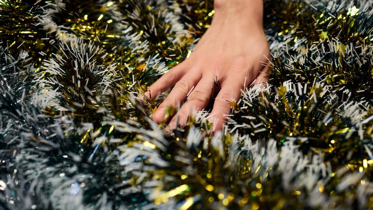 Врач рассказала, что делать, если ребёнок проглотил мишуру