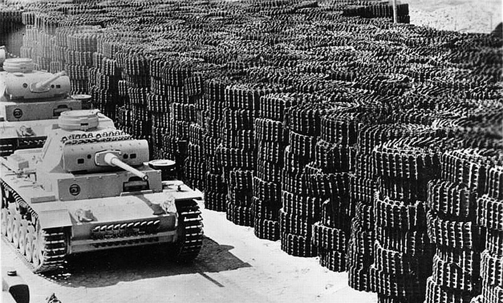 Немецкий танк Panzer III покидает производственный завод. 1942 г. Немецкий танк Panzer III покидает производственный завод. 1942 г.
