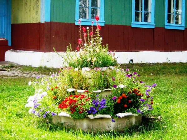Круглая клумба многоярусная Круглая клумба многоярусная