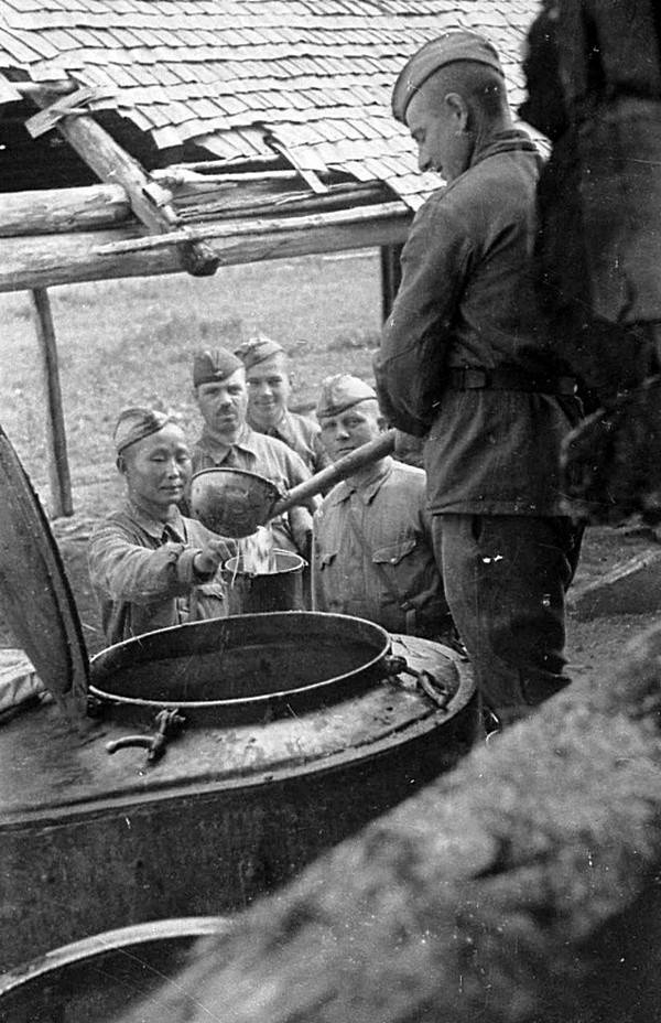 Война войной, а обед по расписанию. Кухня Великой Отечественной