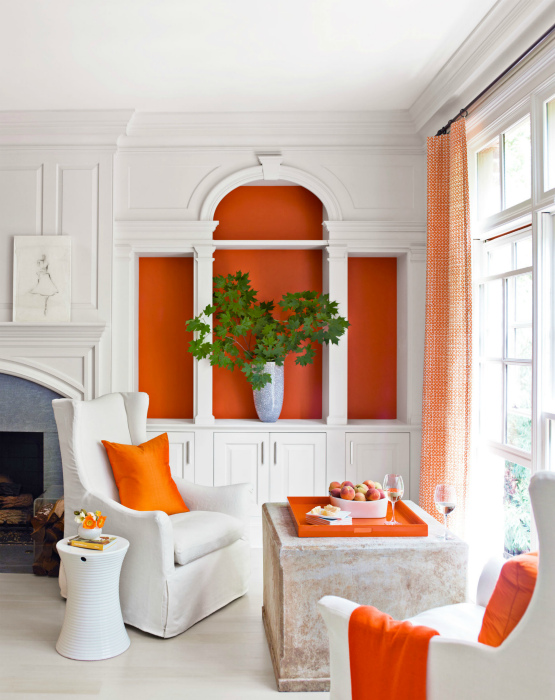 Интерьер с яркими полками в нишах. Интерьер с яркими полками в нишах.