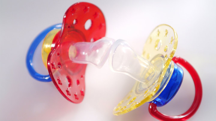 Эксперт Никишина: соска для успокоения адекватна только в младенчестве