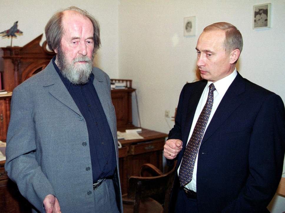Путин поручил проработать создание единой базы жертв репрессий