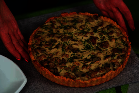 Фото к рецепту: Лоранский пирог с курицей и грибами в сметанной заливке