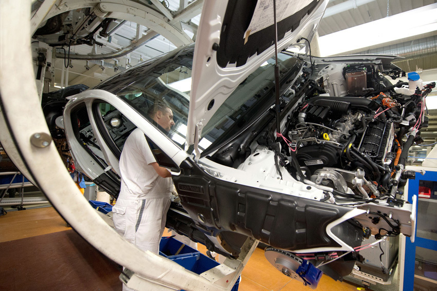У вас может сложиться впечатление, что на заводе Volkswagen трудятся только роботы, но оно будет ошибочно.