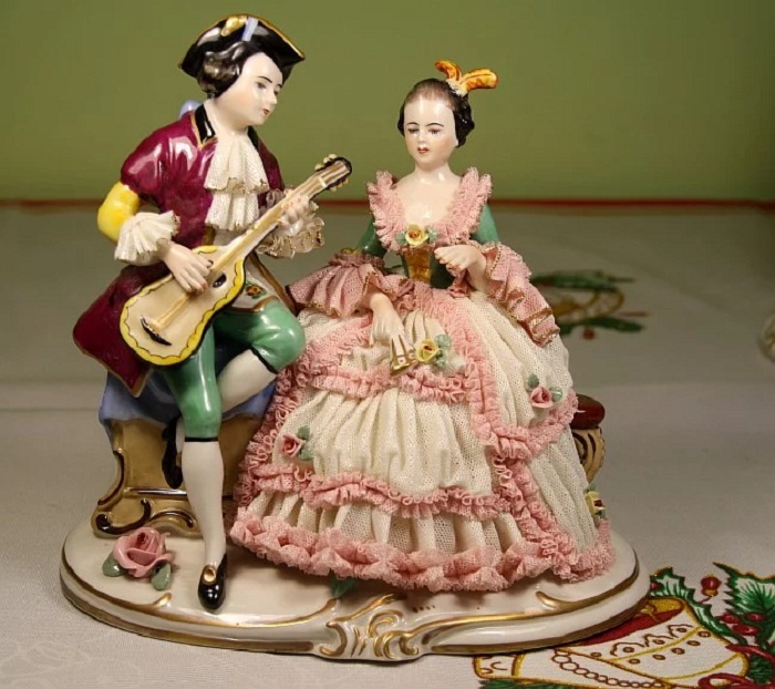 Antique German Volkstedt Dresden «Sitting Lady Figure w Fan Lovely» Antique German Volkstedt Dresden «Sitting Lady Figure w Fan Lovely»