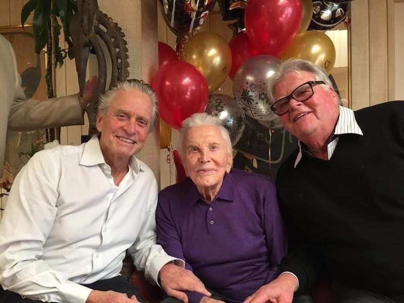 Кирк Дуглас (в центре) с двумя старшими сыновьями - Майклом (73 года) и Джоелом (70 лет). Майкл - самый известный из четырёх сыновей Кирка Дугласа. Кирк Дуглас, актёр, голливуд, день рождения, долгожитель, знаменитости, кино, легенда
