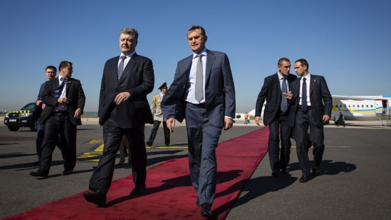 Бывший глава президентского протокола Украины рассказал о стыде за Порошенко