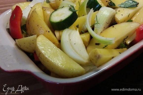 Маринованные овощи переложить в форму для запекания. Посолить и поперчить. Запекать в заранее разогретой до 200°C духовке около часа (до готовности картофеля). Маринованные овощи переложить в форму для запекания. Посолить и поперчить. Запекать в заранее разогретой до 200°C духовке около часа (до готовности картофеля).