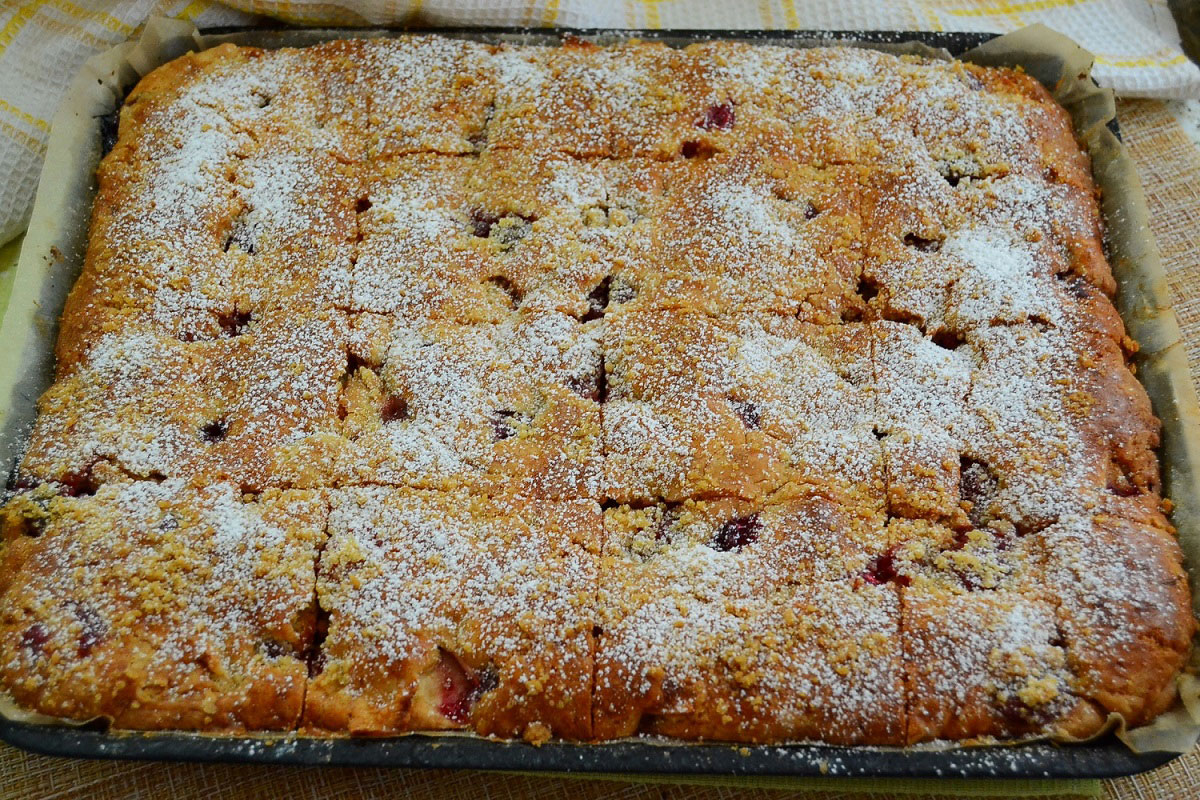 Домашний песочный пирог с яблоками и вишней — очень вкусный и ароматный