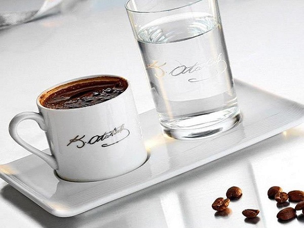 зачем к кофе подают воду