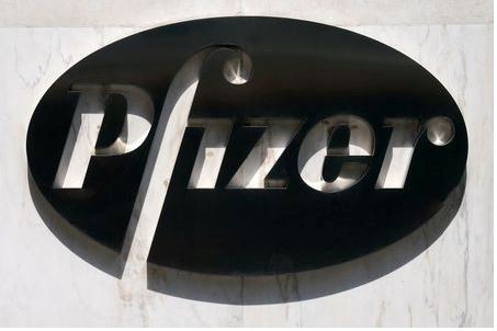 Логотип Pfizer на штаб-квартире компании в Нью-Йорке, штат Нью-Йорк, США, 22 июля 2020 года. REUTERS/Carlo Allegri Логотип Pfizer на штаб-квартире компании в Нью-Йорке, штат Нью-Йорк, США, 22 июля 2020 года. REUTERS/Carlo Allegri