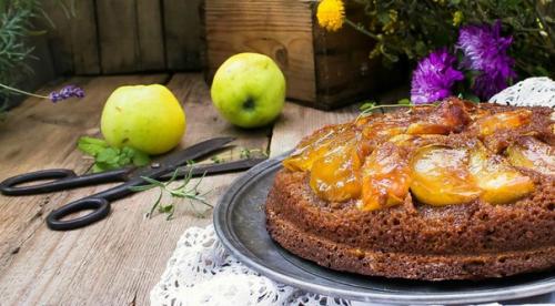 Сибирский перевёртыш с антоновскими яблоками и черемуховой мукой.