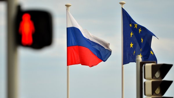 Флаги России, ЕС, Франции и герб Ниццы на набережной Ниццы. Архивное фото