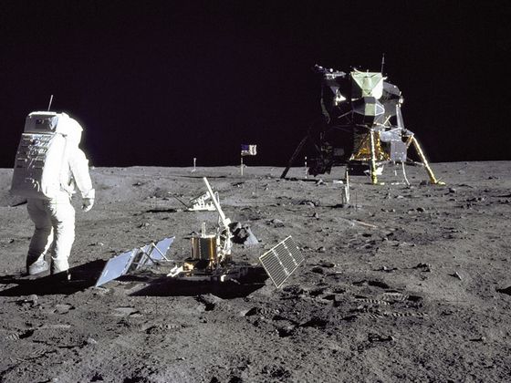 Космический «Апполон-11» первый раз приземляется на Луне