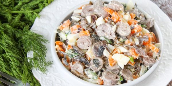 Салат из морской капусты с куриными сердечками и морковью Салат из морской капусты с куриными сердечками и морковью