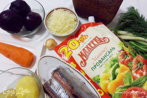 Необходимый набор продуктов для селедки под шубой. Овощи подготовить любым удобным для вас способом: отварить, запечь или просто купить уже готовыми. Необходимый набор продуктов для селедки под шубой. Овощи подготовить любым удобным для вас способом: отварить, запечь или просто купить уже готовыми.