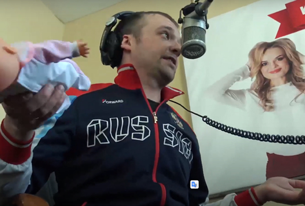 Руслан Чистяков дает интервью на радио