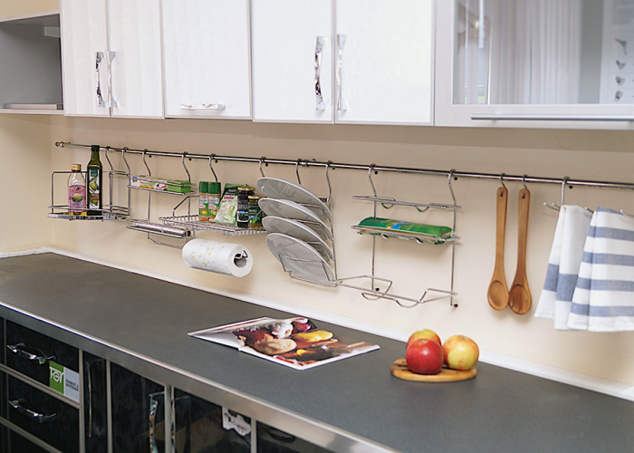Рейлинги очень удобны для хранения подвесных предметов, применяемых в кухонном хозяйстве. 
