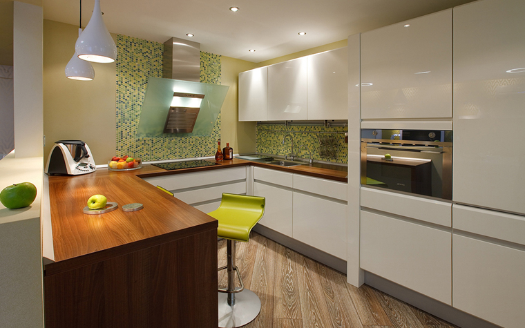 </p>
<p>Автор проекта: Татьяна Бо. </p>
<p>В пространствах open space, когда кухня является продолжением столовой и гостиной, цвет облицовки может стать важным акцентом в общей цветовой гамме. Как в этом проекте, под цвет настенной мозаики подобраны зеленый барный стул и аксессуары. </p>
<p>