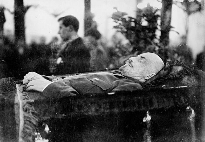 Тело Ленина сразу после смерти, январь 1924 года Тело Ленина сразу после смерти, январь 1924 года