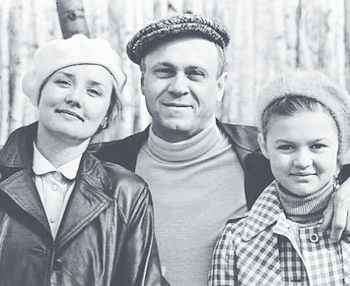 Юная Юля и ее знаменитые родители: режиссер Владимир Меньшов и актриса Вера Алентова Юная Юля и ее знаменитые родители: режиссер Владимир Меньшов и актриса Вера Алентова