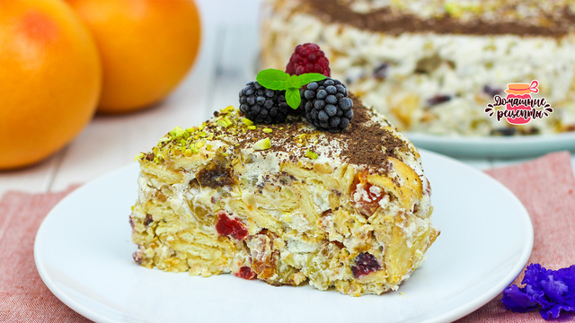 Фото к рецепту: Витаминный торт с сухофруктами и печеньем