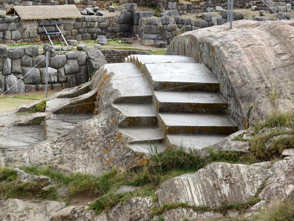 Фото взято с https://www.latinamericanstudies.org/sacsahuaman.htm